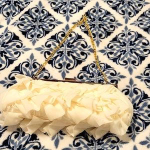 Ruffle clutch